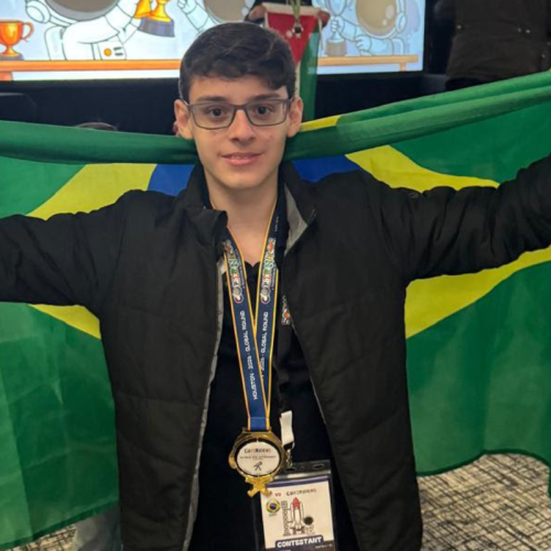É DO BRASIL! Brasileiro de 15 anos é ouro na Olimpíada de Astronomia nos EUA.

Ícaro Siqueira Maciel é de Salvador, na Bahia.