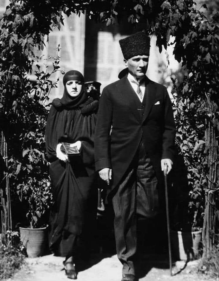 Eşini tek taraflı ve ani bir kararla boşayıp trenle baba evine gönderen,
tek kuruş dahi nafaka ve tazminat ödemeyen, hatta ölene kadar da kapısının önüne polis koydurup yakınları dışında kimseyle görüşmesine dahi müsaade ettirmeyen şahsın;