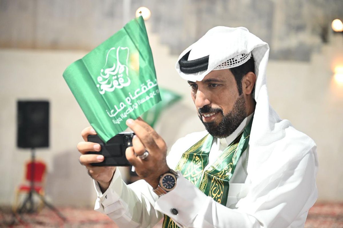 jasemasakir's tweet photo. طوّقتهُ أم تُرى قد كانَ طوّقَّني
بالاخضرارِ الذي يزهو على الزمنِ!

حملتُه فوقَ أكتافي وسرتُ بهِ
يلفُّني في وشاحِ الفضلِ والمننِ

فإنْ ترجّلَ، في الترحالِ عن كتفي
أوصيكمُ فانسجوا -في الحالِ- لي كفَني

ما صحتُ باسمٍ، على ثغري فآنسَني
في العالمينَ، سوى نُطْقي بِــ (يا وطني)

#يوم_العلم_السعودي