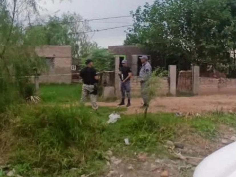 clarincom's tweet photo. MATÓ A SU EXPAREJA CON UN HACHA Y ABUSÓ Y ASESINÓ A SU HIJA DE 17 AÑOS

Sucedió en Quitilipi, Chaco. La principal hipótesis indica que el agresor ingresó a la vivienda mientras ambas dormían y las atacó a golpes antes de asesinarlas con un hacha. Pericias preliminares indicaron que la adolescente presentaba lesiones compatibles con un abuso sexual previo al homicidio.

El Procurador General provincial reveló que el hecho se habría originado luego de que el sospechoso, ex pareja de la mujer, fuera rechazado en la vivienda de las víctimas al querer ingresar a una celebración de cumpleaños en un evidente estado de ebriedad. El sospechoso, identificado como David Ojeda, fue capturado horas después.

Ubicación aproximada: https://t.co/IZdWd5WUVk

(+) en Clarín: https://t.co/hJYazkidEJ