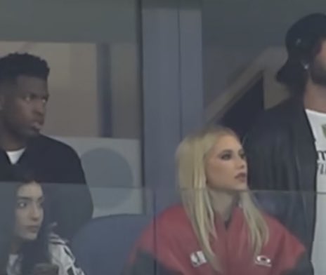 vini passou pelo pior pesadelo de todo homem

perdeu um penalti com sua mulher assistindo na arquibancada
