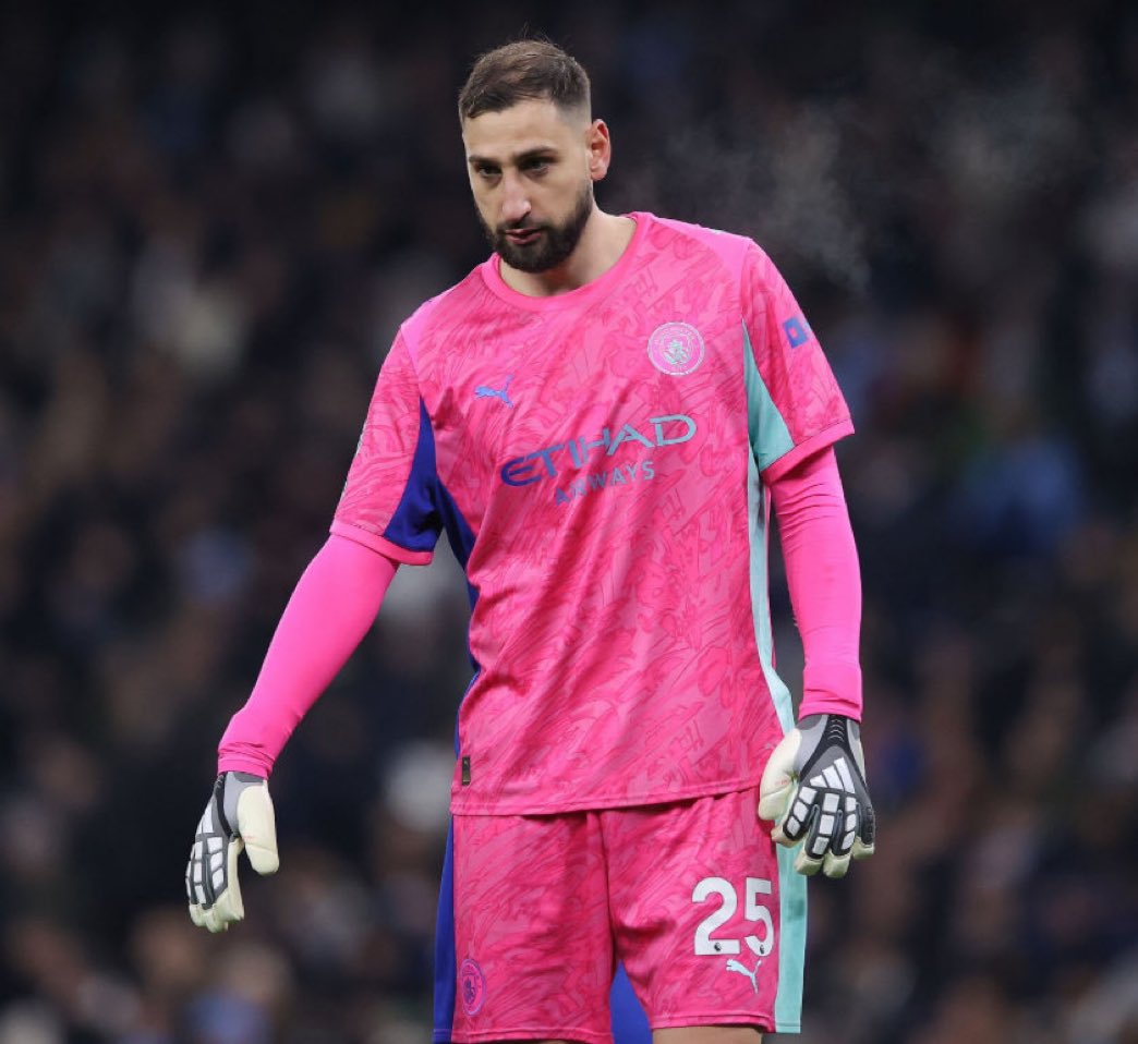 الخسيس اول هدفين كان يقدر يصد الكوره 
#ريال_مدريد_الستي