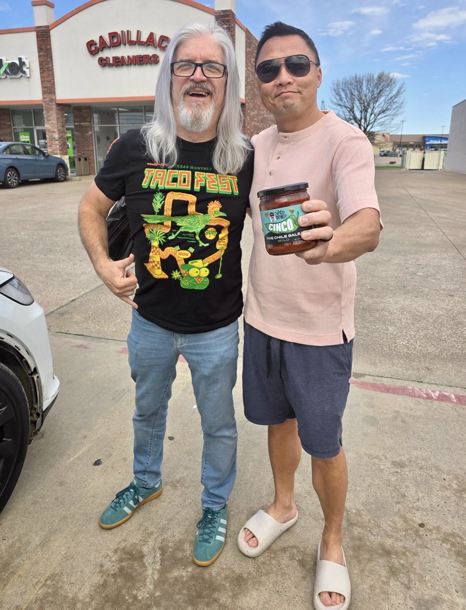 VatoBlancoStore's tweet image. Got to have an #Undefeated lunch today with @UNDEFEATED_BRO and his wonderful wife and son. Tacos, of course! Thank you sir for taking time out!