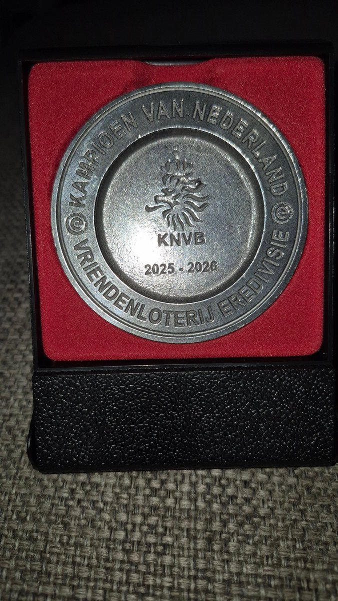 RBosz's tweet photo. @_TheEngineer86_ Nieuwe miniatuur kampioensschaal ook al binnen 😉💪 https://t.co/4FjjprrueX