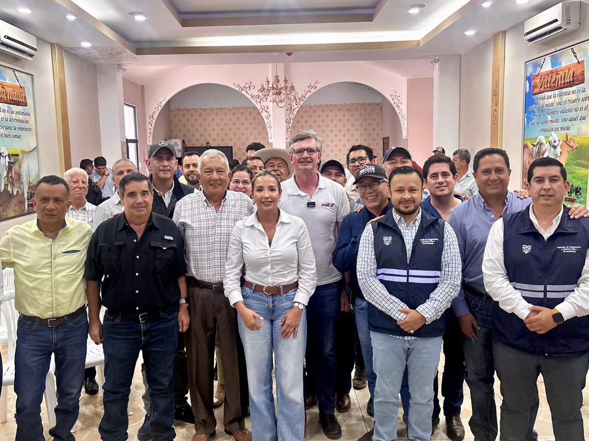 AgrocalidadEC's tweet photo. Fortalecemos la sanidad animal del país. 🐄🇪🇨
En Santo Domingo mantuvimos una reunión técnica con asociaciones ganaderas para abordar temas clave para la sanidad bovina del Ecuador, junto al Ministro de @AgriculturaEc, @JuanCVegaEC. https://t.co/k4H1BA5Xbq