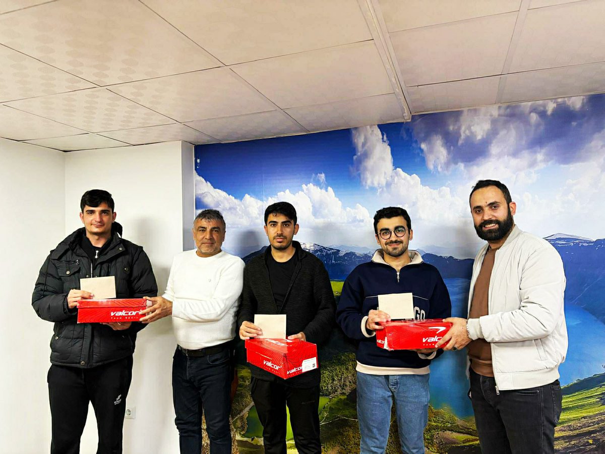 BitlisKYGM's tweet photo. Bilgi yarışmasında birinci olan gruba ödülleri takdim edildi.🎁🎊
Değerli öğrencilerimizi tebrik ediyoruz.👏👏👏

📍Beş Minare Yurdu https://t.co/7ybAuGU9IJ