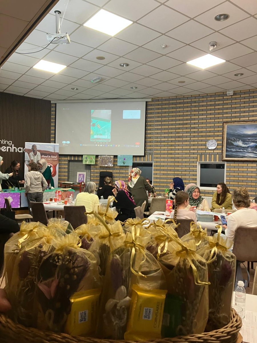 🌸 Op 8 maart Internationale Vrouwendag gevierd met een warme iftar: 45 aanwezigen, waaronder 20 internationale gasten. Veel glimlachen, mooie gesprekken en fijne reacties. Dank aan Elif voor de Ebru-workshop 💛✨ #8maart #Ramadan #iftar #verbinding