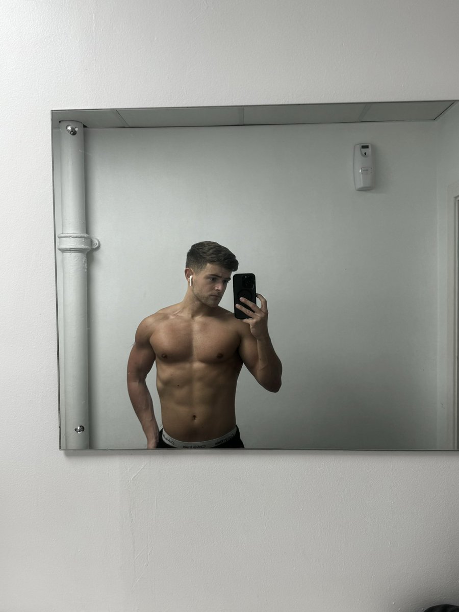 AlexRhodes98's tweet photo. Food has been pretty 💩 and less than ideal last couple days so killed myself off on the bike for 40 minutes and food back to the norm https://t.co/TBv1oE4eEX