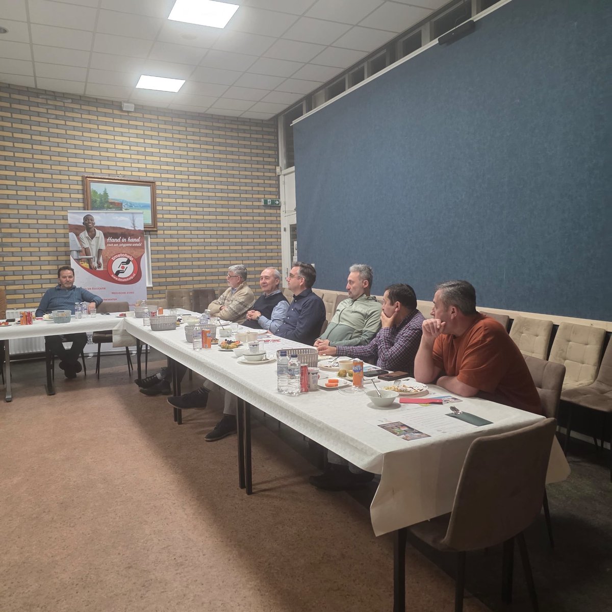 Op 2 maart hadden we een mooie iftar met onze gasten van de Pauluskerk: warme sfeer, oprechte gesprekken en veel verbinding. Bijzonder dat ook de gepensioneerde directeur/manager van het Vlietland Ziekenhuis aanwezig was. Dank aan iedereen! 🙏🌹 #Ramadan #Iftar #verbinding