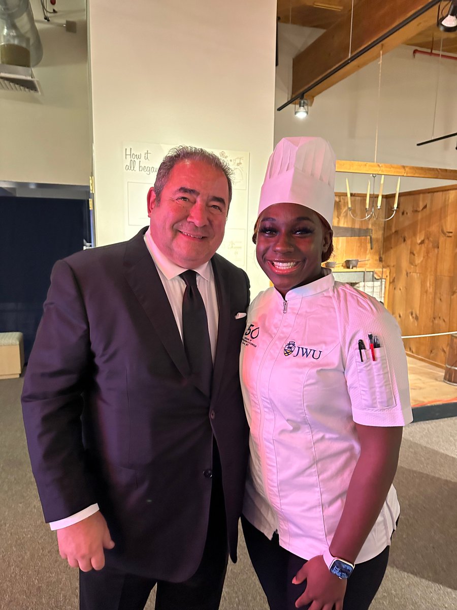 cedarhillisd's tweet image. When Sydnee Stephens graduated from Cedar Hill High School in 2022, she dreamed of becoming a chef. Now, with four college degrees at age 22, she's well on her way!

newsroom.chisd.net/post-details/~…

#LonghornNextChapter #CedarHillAlumni #CulinaryArts