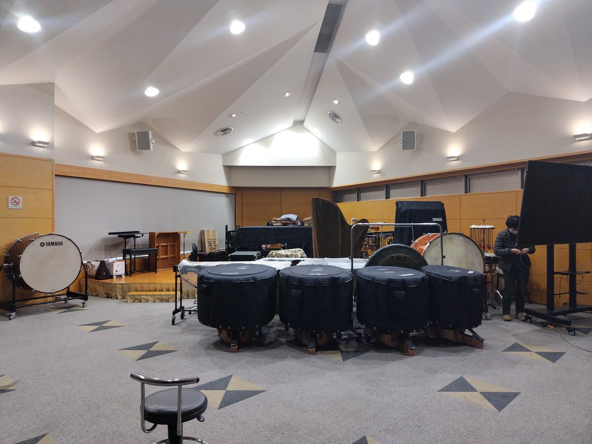 miyukiband's tweet photo. 昨日は、4月18日の、宮沢賢治を語る朗読コンサートの機材の確認で小山台会館に夕方、お邪魔しました。オー！ブラスバンドの沢山の楽器が、凄い。この会館は床もオシャレ。 https://t.co/LbAvkQBgYW