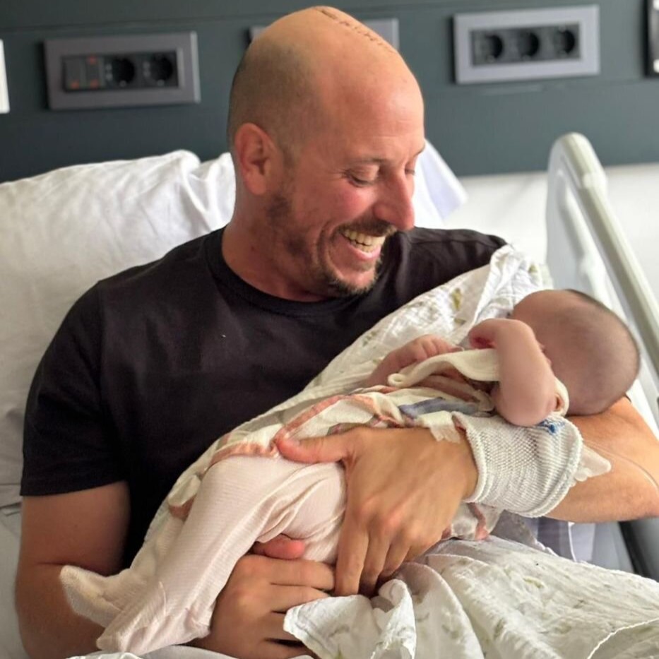 LA FOTO DE MORATORIO JUNTO A SU BEBÉ TRAS UNA NUEVA CIRUGÍA POR CÁNCER

El científico uruguayo Gonzalo Moratorio publicó una foto junto a su hija luego de someterse a una nueva cirugía por un tumor. La operación fue exitosa y el investigador continúa recuperándose junto a su