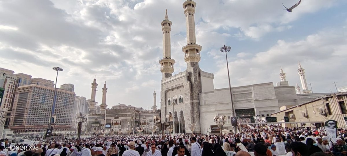 OSMNOH's tweet photo. 🎬مَشْهَد 

​عالمية الدعوة: قوله تعالى 
{يَأْتِينَ مِن كُلِّ فَجٍّ عَمِيقٍ} يوضح أن هؤلاء لم يأتوا من مكان قريب، بل قطعوا الوديان البعيدة (الفجاج العميقة)، وهو ملمح يؤكد أن 

جاذبية هذا البيت تخترق المسافات والقارات.

#عزيزيات https://t.co/A5M1YZyJNO