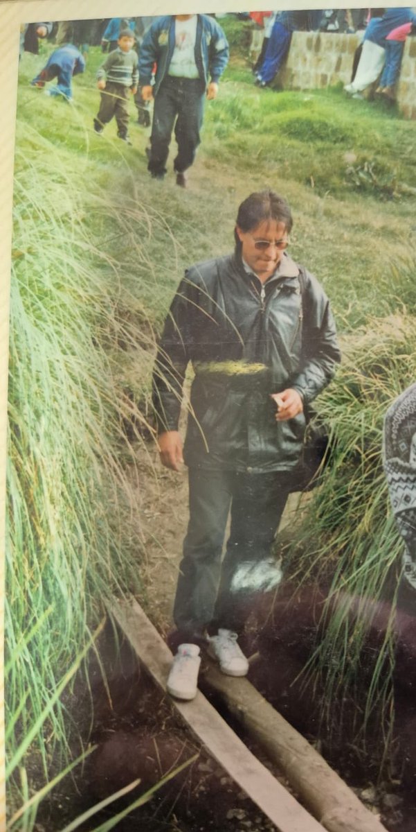 El tiempo tiene una forma muy serena de acomodar la verdad. No basta con compartir un título o un lugar en un papel. Amar de verdad a alguien significa respetarlo, cuidarlo y honrar su nombre y su memoria, incluso cuando ya no está físicamente.
<a href="/VillaFernando_/">Fernando Villavicencio</a> siempre tuvo un