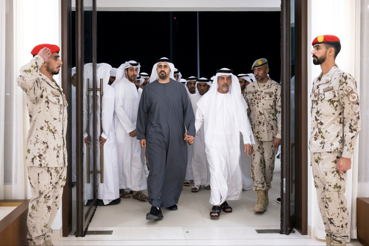mfaouae's tweet photo. ذياب بن محمد بن زايد يُقدم واجب العزاء في شهيد الوطن والواجب النقيب طيار سعيد راشد البلوشي، معرباً سموّه عن صادق تعازيه وخالص مواساته لأسرة الشهيد، مؤكداً فخر دولة الإمارات، قيادة وشعباً، بأبناء الوطن المخلصين، واعتزازها بتضحيات جنودها البواسل الذين قدَّموا أرواحهم فداءً للوطن. https://t.co/Y53YkI2RfY