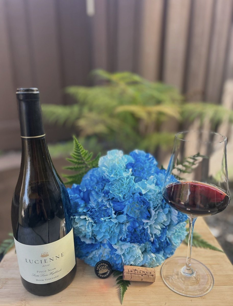 _drazzari's tweet image. #WineWednesday with these blue carnations and a 2018 @hahnwines “Lucienne” pinot noir from the @SLHWine. There is a nose of pomegranate, sage and Santa Rosa plum with flavors of fennel, thyme and bright red cherry. The blue carnations represent unconditional love!