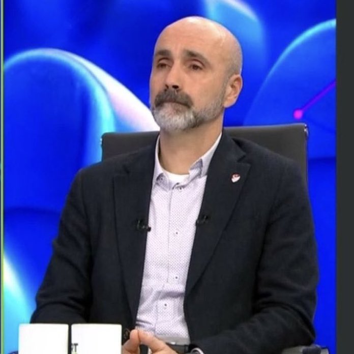 Feneristcom's tweet image. 💥 SORU

Osimhen düdükten sonra topa vurdu. Sarı kart görmeli miydi?

💥 CEVAP

TFF VAR Koordinatörü Joao Capela: 

"Orkun Kökçü düdükten sonra topa vurduğu için ikinci sarı kartı görmeliydi."