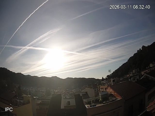 MeteoAdM's tweet image. #Bonvespre des de la part alta d'#ArenysdeMunt Avui #matí de deixants dels avions al cel, #tarda més grisa i ensopida per la cueta de front escarransida que ha donat alguns plugims al voltant del Pirineu i prepirineu oriental amb unes temperatures sense canvis importants 👇