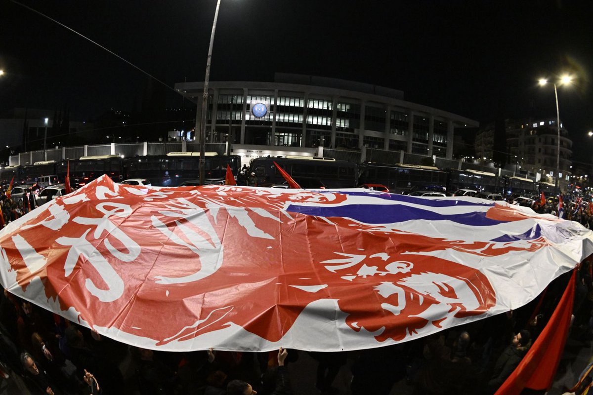 🇬🇷🇨🇺Miles de manifestantes convocados por el KKE se reunieron hoy en Atenas para rechazar las políticas agresivas de EE.UU. contra Cuba en una marcha solidaria por una de las principales avenidas de la capital hacia la embajada estadounidense. 

#CubaNoEstáSola