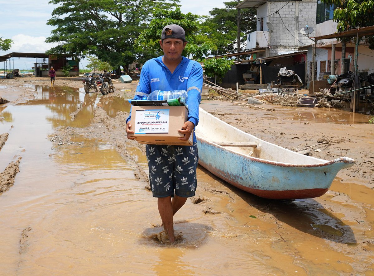PrefGuayas's tweet photo. (2/2)

En apoyo a las familias afectadas, entre ayer y hoy entregamos 500 kits de ayuda humanitaria con implementos de dormir y agua.

También iniciamos evaluaciones en el sector productivo, donde se identificaron pequeños productores afectados en cultivos de cacao y banano, quienes recibirán apoyo para la recuperación de sus cultivos.

Seguimos en territorio, coordinados y atentos para atender esta emergencia.

#GuayasHace