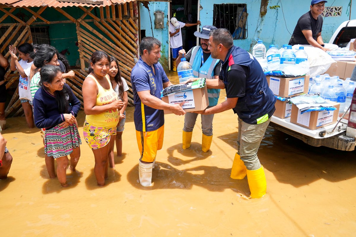 PrefGuayas's tweet photo. (2/2)

En apoyo a las familias afectadas, entre ayer y hoy entregamos 500 kits de ayuda humanitaria con implementos de dormir y agua.

También iniciamos evaluaciones en el sector productivo, donde se identificaron pequeños productores afectados en cultivos de cacao y banano, quienes recibirán apoyo para la recuperación de sus cultivos.

Seguimos en territorio, coordinados y atentos para atender esta emergencia.

#GuayasHace