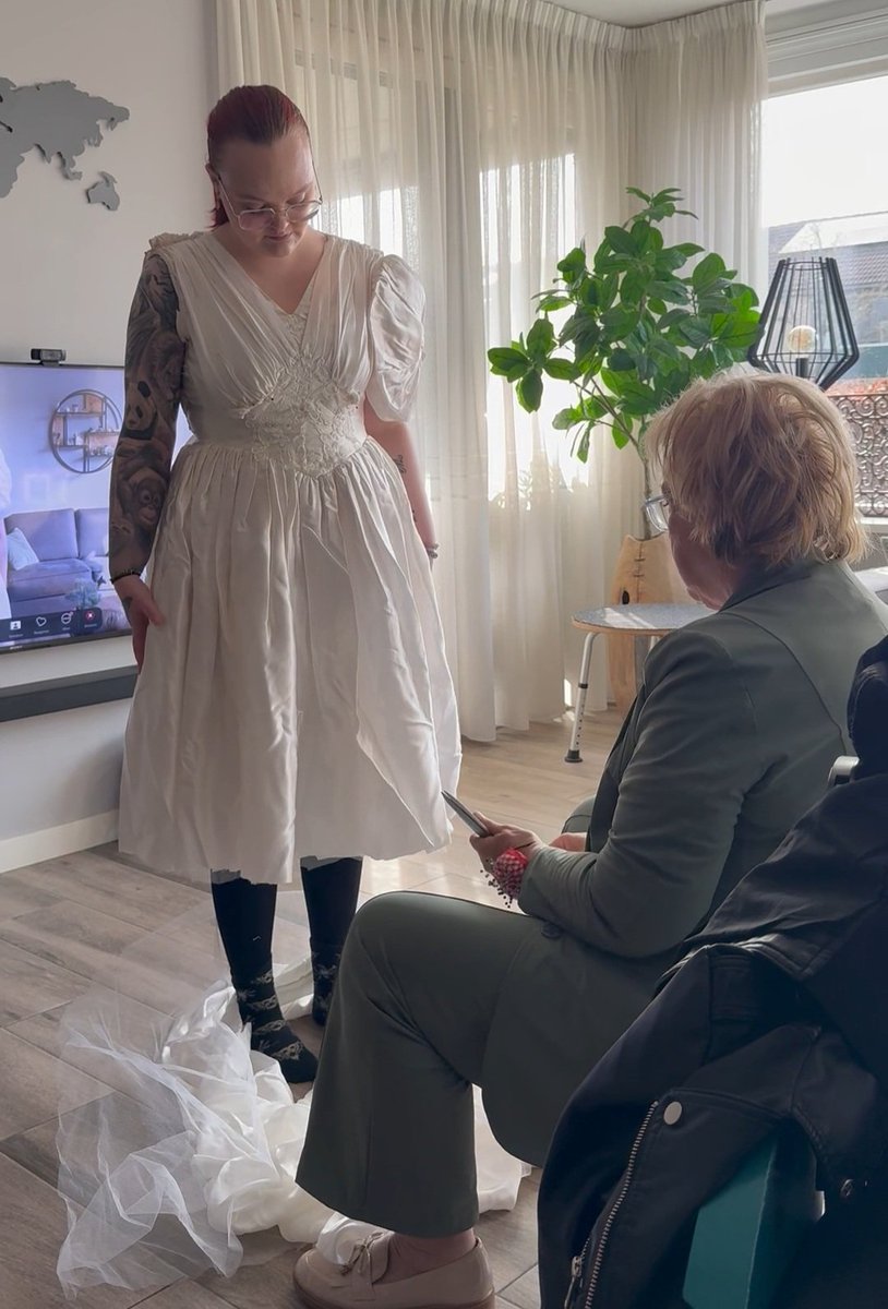 Afgelopen maandag naar Woudenberg gereden om mijn mama's trouwjurk (ze is overleden) te laten vermaken door Marianne Geerlof van Jouwjurk.nl zodat ik hem straks op de avond van onze bruiloft als feestjurkje kan dragen. Is ze toch een beetje bij me die dag. ❤️