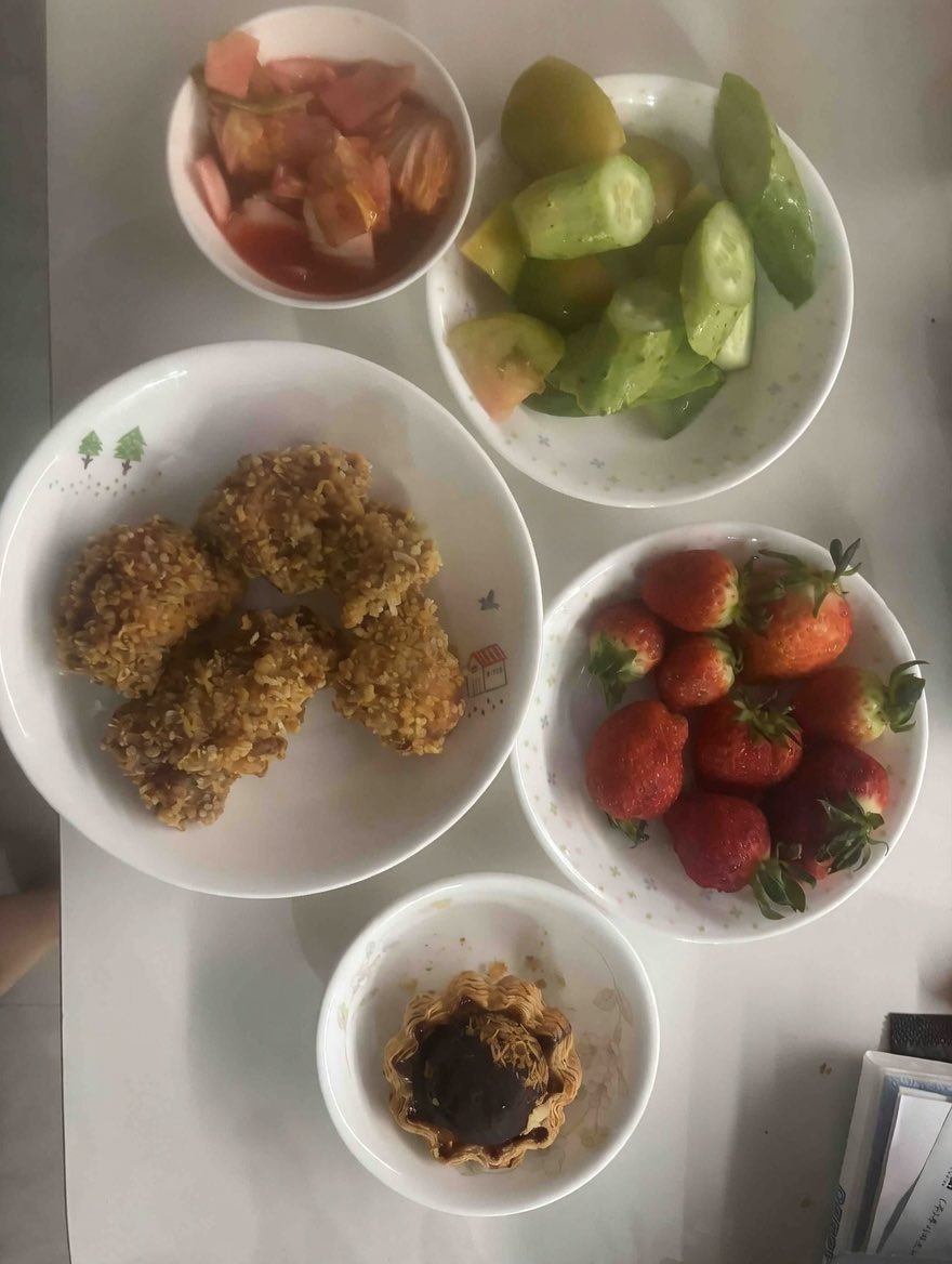 오늘 아침이에요 어제 치킨스...

나박김치와 먹겠어요
다들 굿모닝