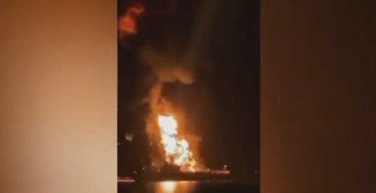 حريق كبير بناقلات نفط في المياه العراقية جراء هجوم