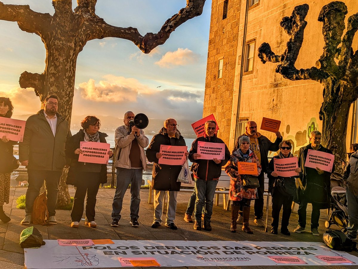 OsNinguens's tweet photo. Graciñas por acodir hoxe a esixir melloras para as mulleres en situación de prostitución de #Vigo. Precisamos crear conciencia sobre a violencia sistémica que reciben, de xénero, clase, económica, social. Ten que ser xa un tema de estado, basta de discursos baleiros. 

💜 https://t.co/xKXygNXnPD