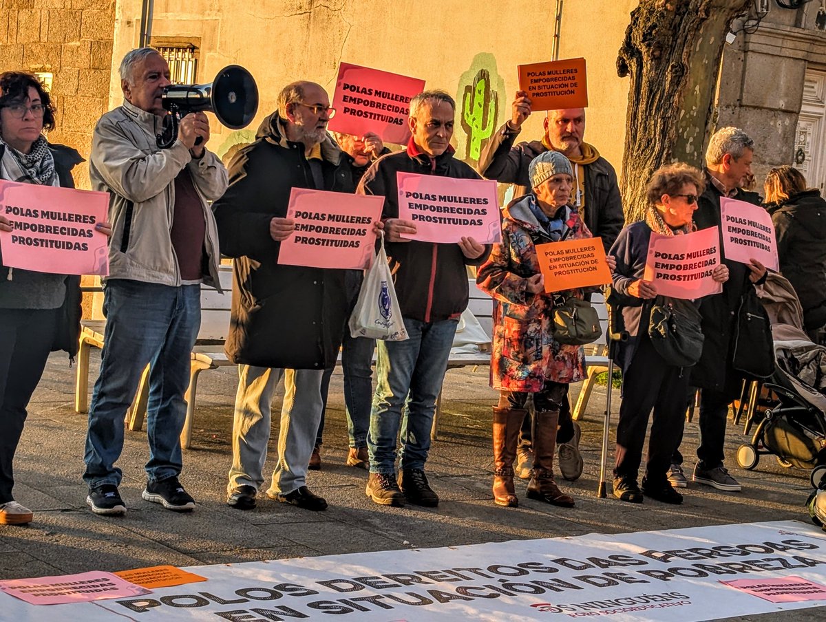 OsNinguens's tweet photo. Graciñas por acodir hoxe a esixir melloras para as mulleres en situación de prostitución de #Vigo. Precisamos crear conciencia sobre a violencia sistémica que reciben, de xénero, clase, económica, social. Ten que ser xa un tema de estado, basta de discursos baleiros. 

💜 https://t.co/xKXygNXnPD