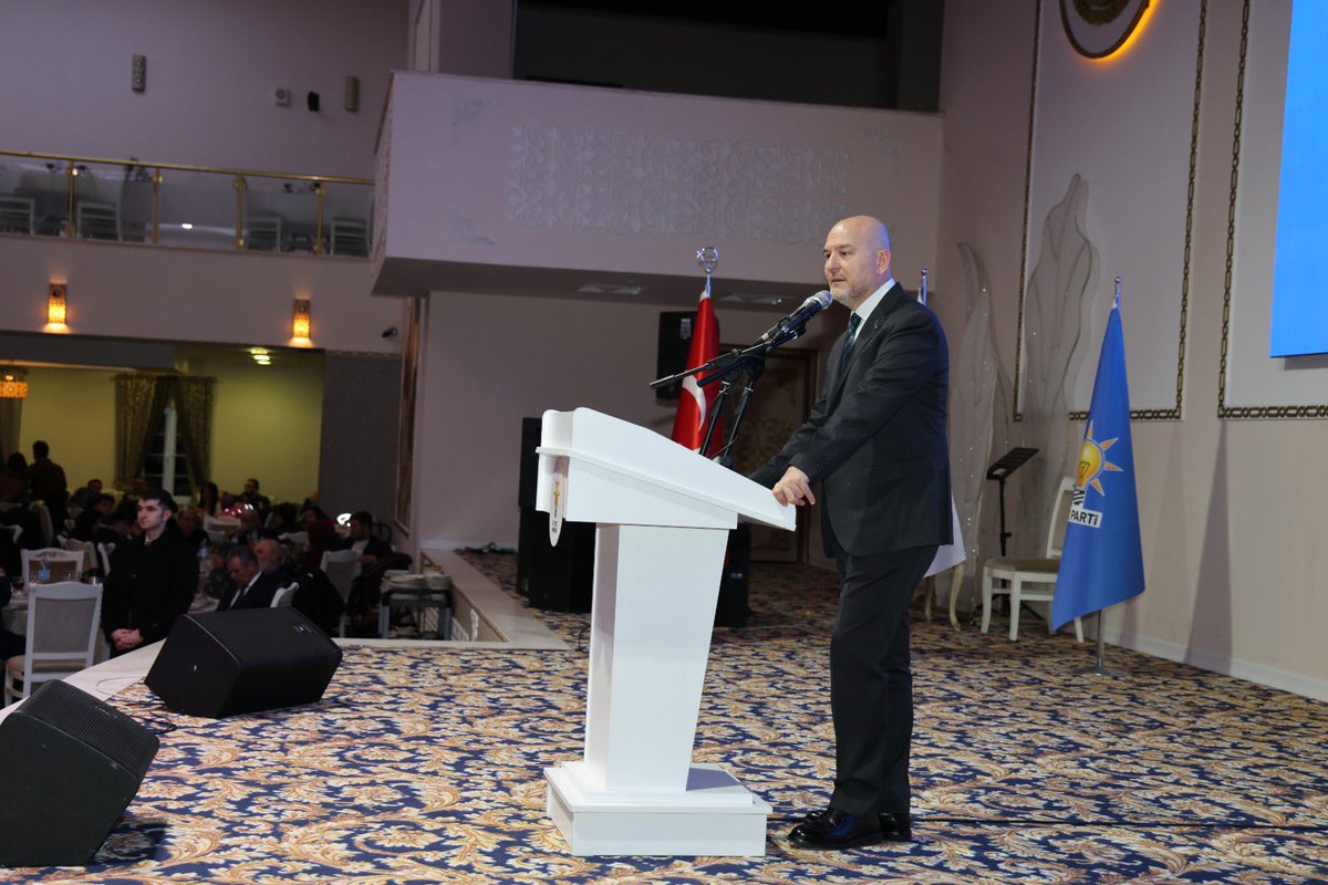 Korkutataserkan's tweet photo. Bu akşam Ankara’da gönüller aynı sofrada buluştu, vefa ve minnet aynı duada yükseldi.
AK Parti Ankara İl Başkanlığı tarafından düzenlenen Şehit Yakınları ve Gaziler İftarı;

TBMM İçişleri Komisyonu Başkanımız İstanbul Milletvekilimiz @suleymansoylu, il başkanımız @hakanhanozcan 
Ankara Milletvekillerimiz @OsmanGokcek_
 Ve @orhanyegin 
Teşkilat Başkanımız @erhansarigol,15 Temmuz Şehitler Derneği Başkanı @HakkiTurunc
,Şehit ve Gazi Koordinasyon Merkezi Başkanımız @NizamiGuls36404
Altındağ Müftümüz Abdulhalim Açar,
Altındağ İlçe Başkanımız @Fatih__Bildik 
Yenimahalle İlçe Başkanımız @ekremyuce06 ve
Çankaya İlçe Başkanımız @KaradumanBaran ’ın katılımlarıyla gerçekleştirildi.
Aziz şehitlerimizin kıymetli emanetleri ve kahraman gazilerimizle aynı sofrayı paylaşmanın onurunu yaşadık.
Bu millet şehidini unutmaz, gazisini yalnız bırakmaz.
Vefamız da minnetimiz de sonsuzdur. 🇹🇷