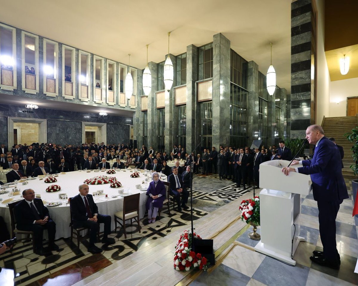 Halkın parası ile verilen iftar haramdır... 
Yiyende yedirende yetim hakkını yediğini bilsin.