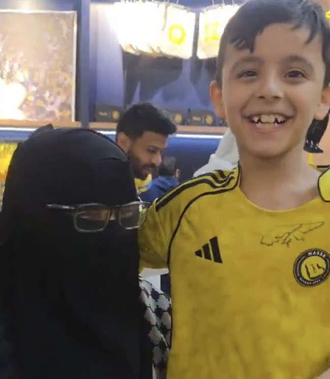 عشق مجرد خالص ..دون مقابل.. علاقة غير نفعية لاتقويها بطولة ولا تضعفها خسارة.. 
حب #النصر عقل.. 
لايكره النصر إلا مهزوم قلب..