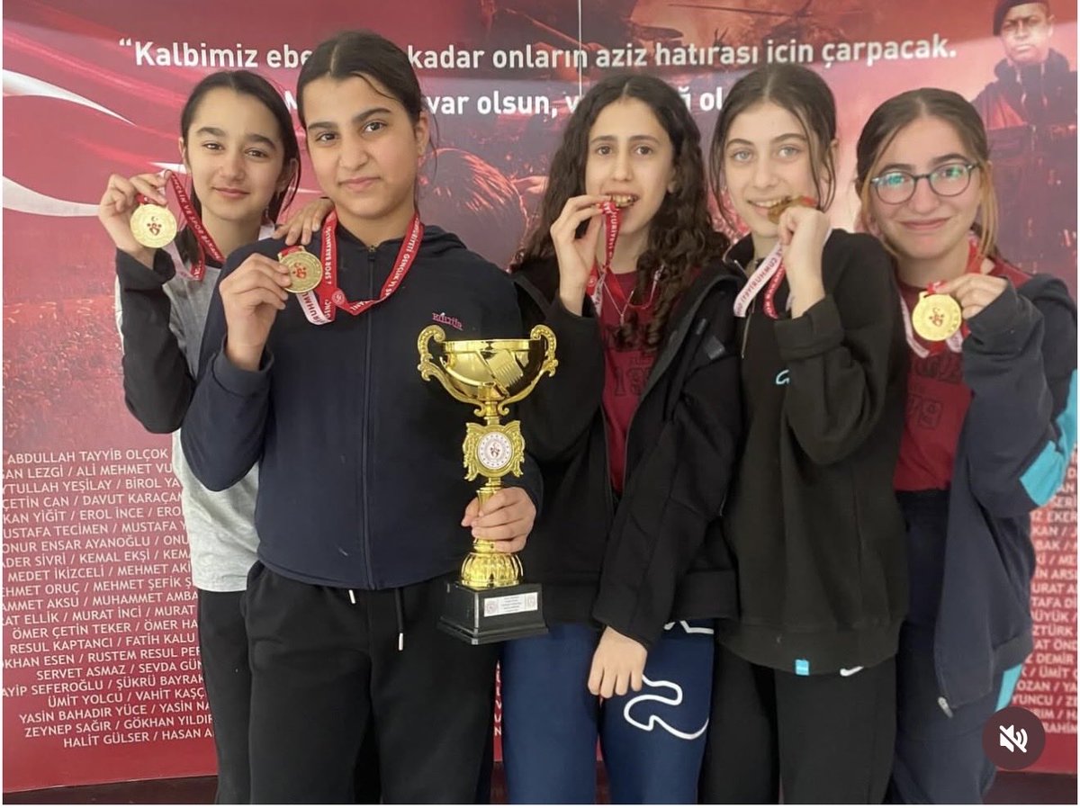 SmmmHamzaTurk's tweet photo. Okullararası Satranç Şampiyonası'nda Kestel Lider Kolejimizin kız takımı şampiyon🥇oldular ve bizlere büyük bir gurur yaşattılar. Tüm öğrencilerimizi azimleri, stratejik düşünceleri ve mücadeleleri için tebrik ediyor, başarılarının devamını diliyorum. https://t.co/nw3A0YhDgI