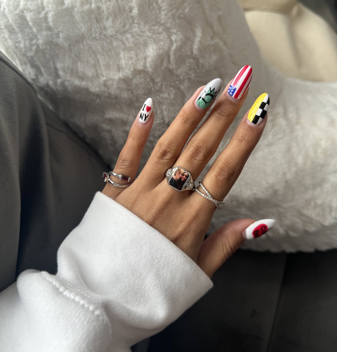 mia ☀️ tweet media