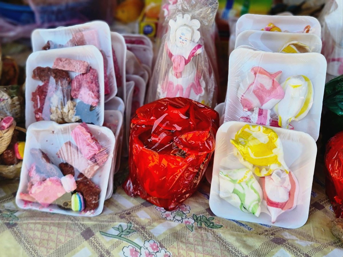 Más de 40 años endulzando Popoyuapa 🍬

Doña Concepción Aguilar es referente de la Feria cerca del Santuario Jesús del Rescate en Rivas 🙌

Sus piñonates artesanales y dulces típicos acompañan a peregrinos y familias, preservando tradición y sustento digno 🇳🇮 #VivaSandino