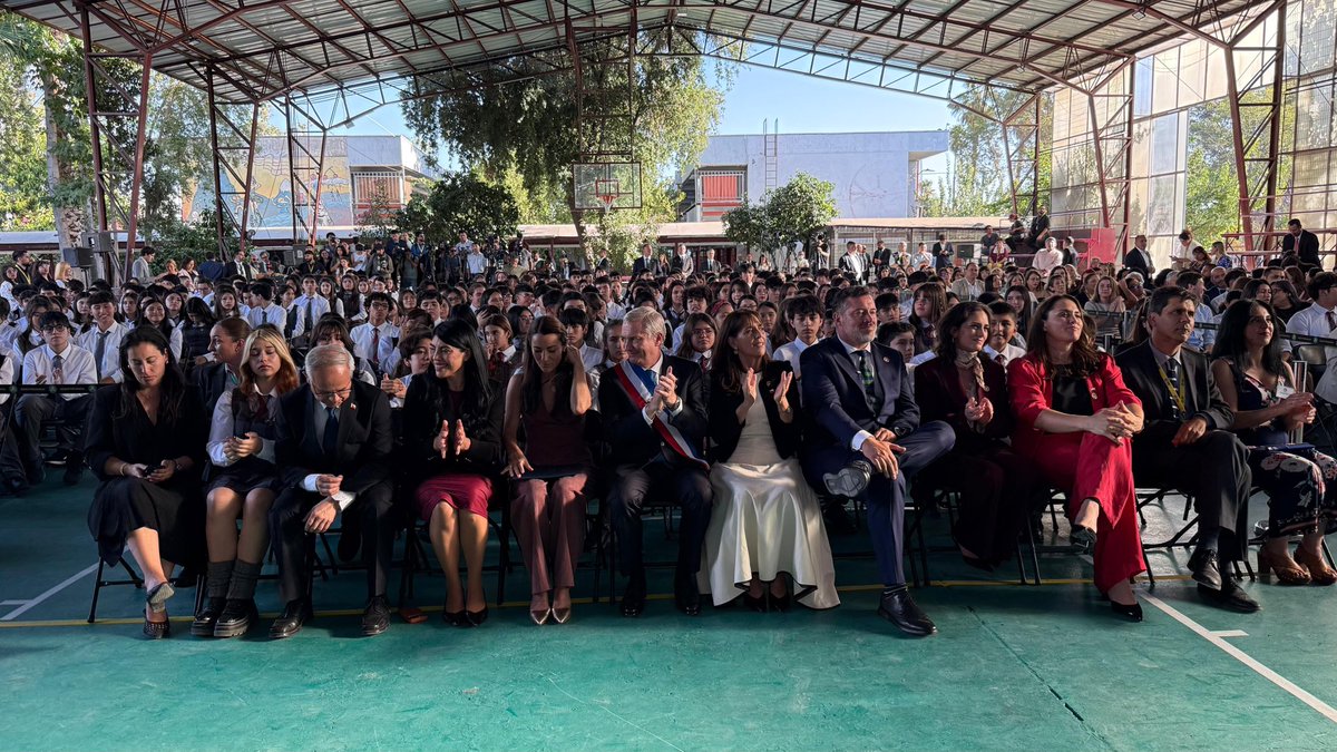 MuniNunoa's tweet photo. El Presidente @joseantoniokast, junto a la Primera Dama, ministros de Estado y el alcalde Sebastián Sichel, participaron en la inauguración del año escolar en el Liceo Augusto D’Halmar de #Ñuñoa, reconocido como el N°1 de la educación pública en Chile. https://t.co/wJEwYuns0Z