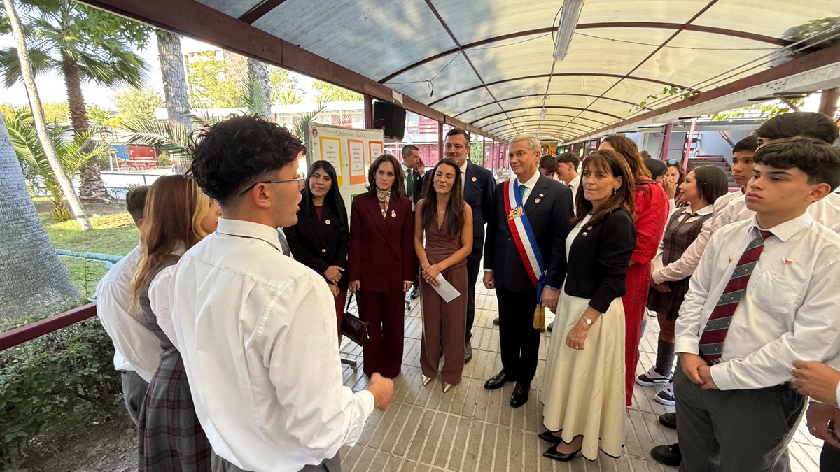 MuniNunoa's tweet photo. El Presidente @joseantoniokast, junto a la Primera Dama, ministros de Estado y el alcalde Sebastián Sichel, participaron en la inauguración del año escolar en el Liceo Augusto D’Halmar de #Ñuñoa, reconocido como el N°1 de la educación pública en Chile. https://t.co/wJEwYuns0Z