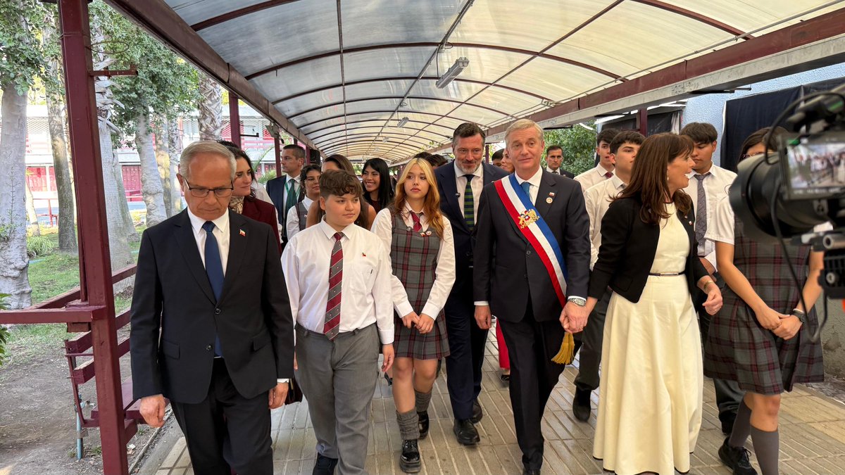 El Presidente <a href="/joseantoniokast/">José Antonio Kast Rist 🖐️🇨🇱</a>, junto a la Primera Dama, ministros de Estado y el alcalde Sebastián Sichel, participaron en la inauguración del año escolar en el Liceo Augusto D’Halmar de #Ñuñoa, reconocido como el N°1 de la educación pública en Chile.