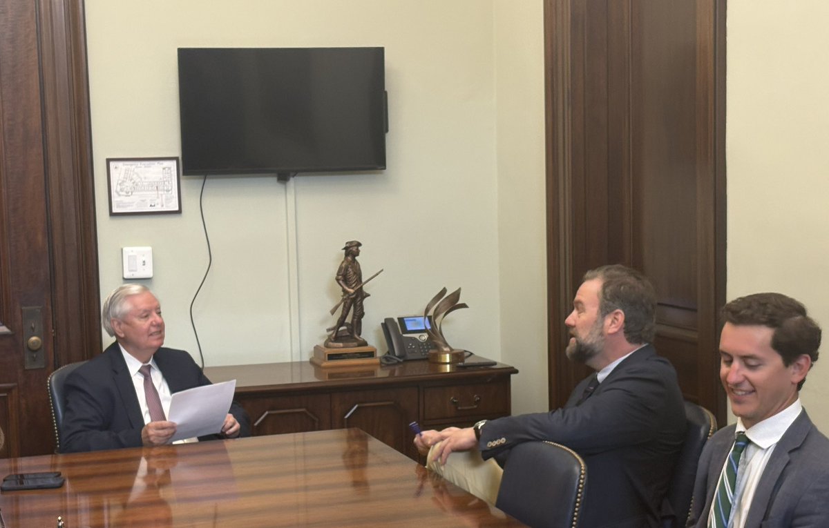 Lindsey Graham tweet media