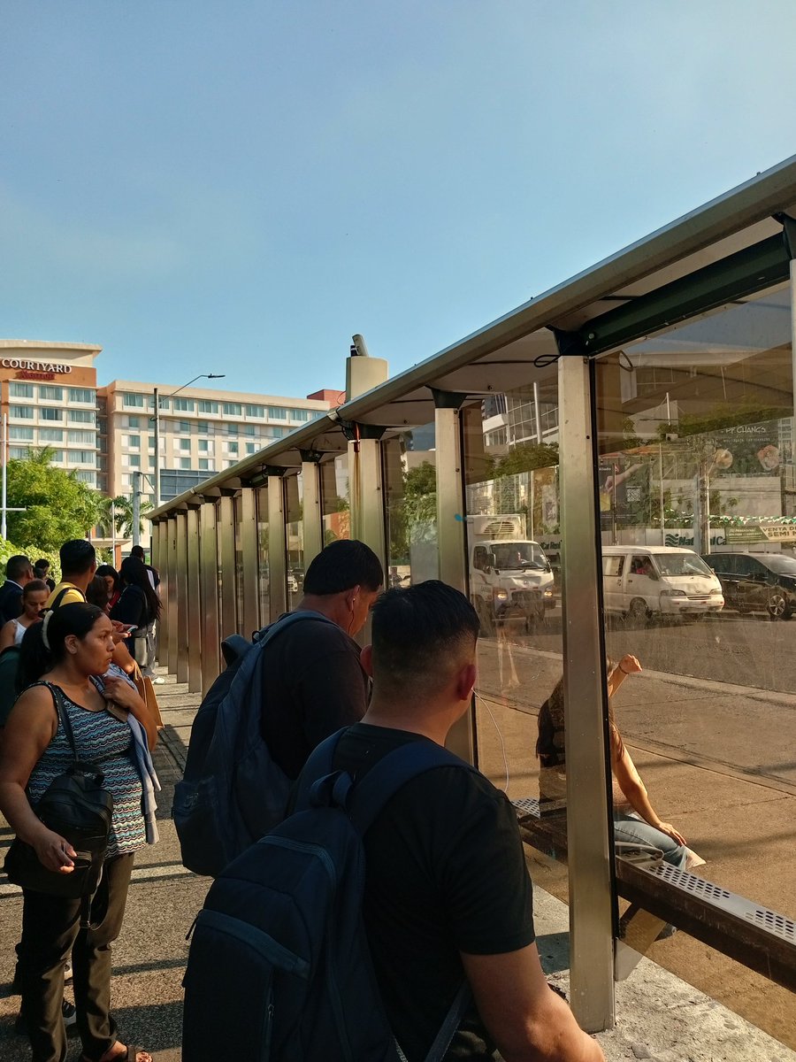 ElvisJan2's tweet photo. Está es la funcionalidad de las paradas:
1. No cubren del sol
2. Sus asientos, son de metal, imposible sentarse
3. El techo, algunos con laminas de policarbonato y otros con plástico, hacen función de lupa y el material es de poco tiempo de vida 
4. Y cuando llueve ni se diga. https://t.co/RQAeO1xKkX