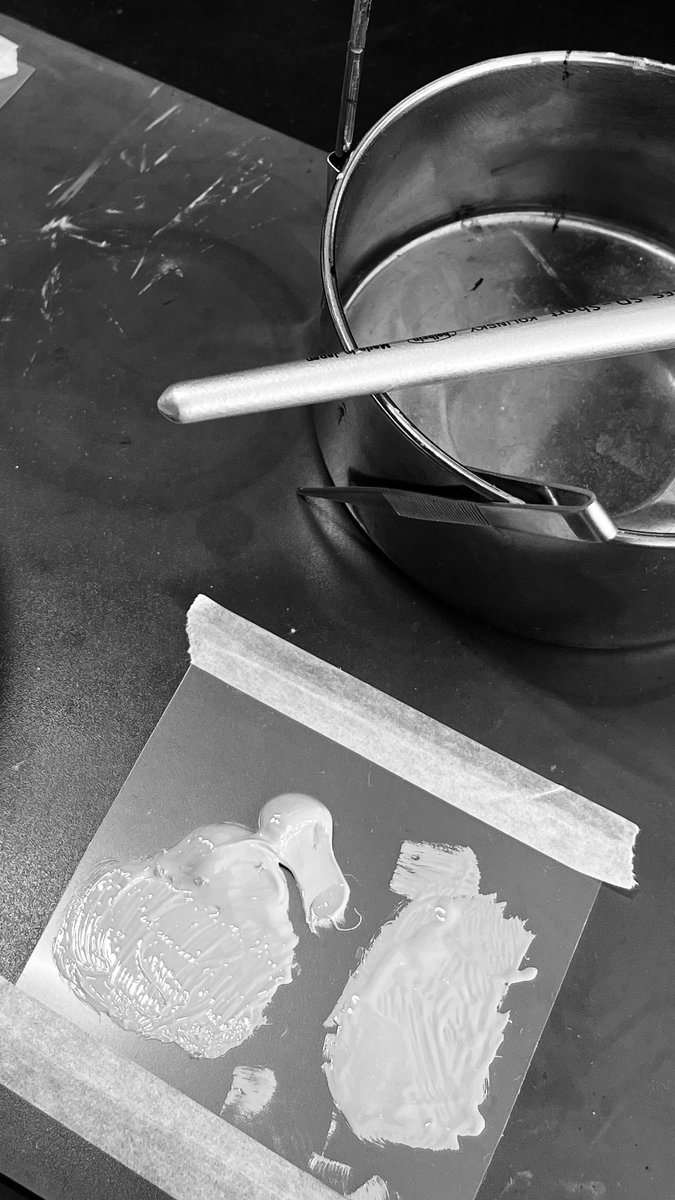 KulurLab's tweet photo. hand painting chopsticks with urushi in KULUR Lab Tokyo for @KikusumiKnife https://t.co/s2vpZMi3w9