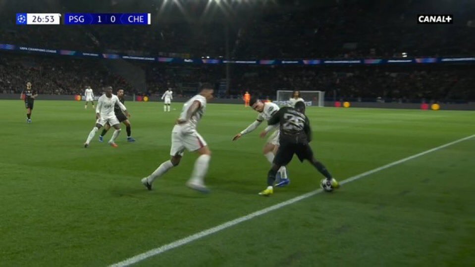 Le premier but de Chelsea n’était donc pas valide si l’arbitre faisait bien son taff