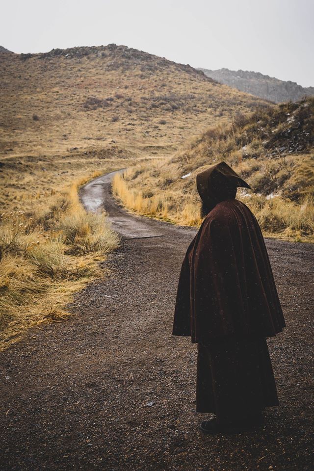 "Não vos inquieteis com nada! Em todas as circunstâncias apresentai a Deus as vossas preocupações, mediante a oração, as súplicas e a ação de graças. E a paz de Deus, que excede toda a inteligência, haverá de guardar vossos corações e vossos pensamentos, em Cristo Jesus. Além