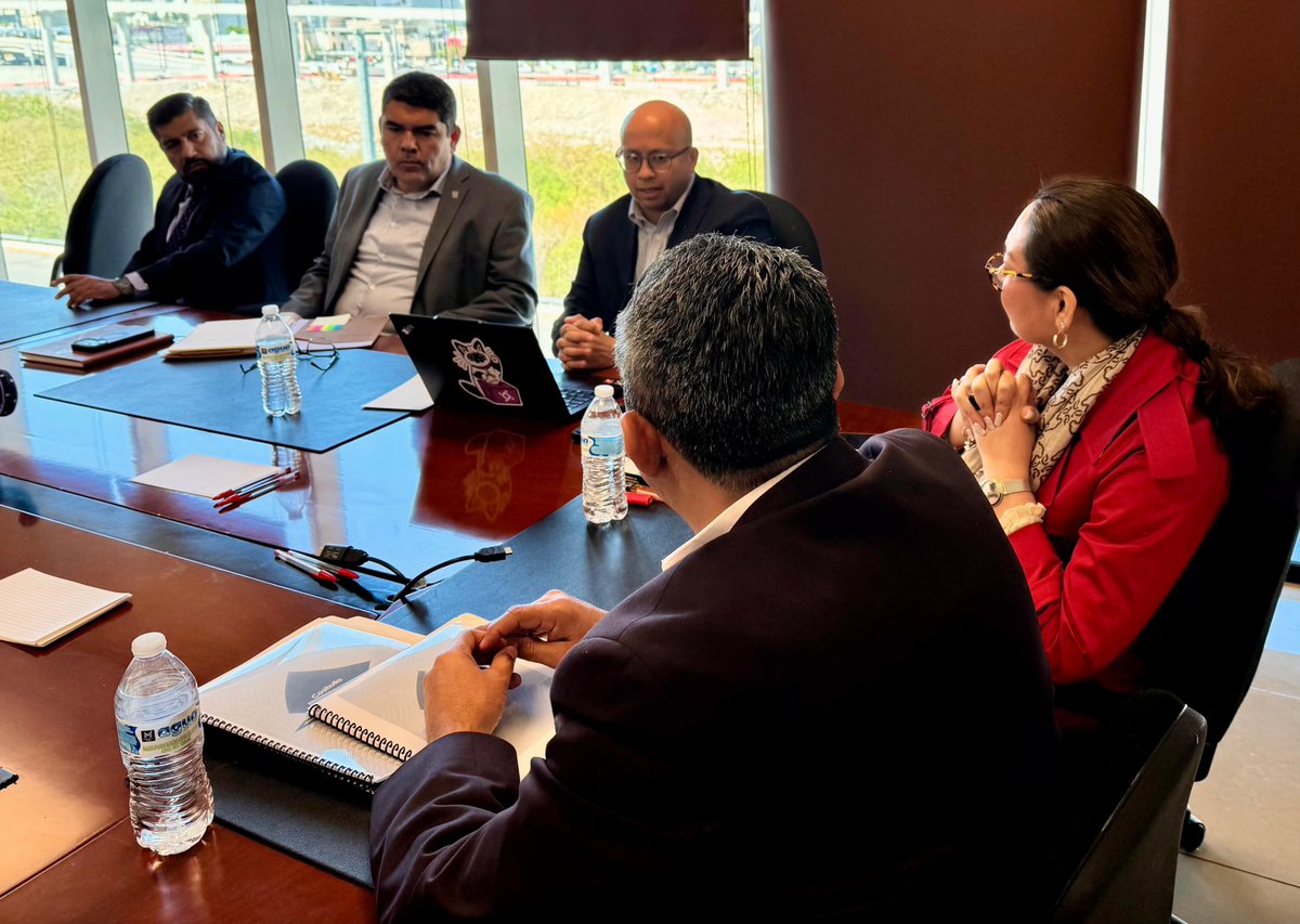 Montano_Ventura's tweet photo. 🤝 Encabezamos una productiva sesión de trabajo con la Junta Local Ejecutiva del @INE_Tamps y el @TodosSomosIETAM.

Nos acompañaron la Dra. Claudia Arlett Espino, secretaria ejecutiva y el Mtro. Pedro Pablo Chirinos Benítez, director de la #UTVOPL del @INEMexico, así como consejerías electorales de esta entidad.

🗂️ Dialogamos sobre la armonización de procedimientos, el intercambio de experiencias operativas y la identificación de áreas de oportunidad para fortalecer la colaboración interinstitucional.

🤝 La coordinación permanente es clave para consolidar la función electoral en las entidades.

#VivamosLaDemocracia #coordinacioninstitucional