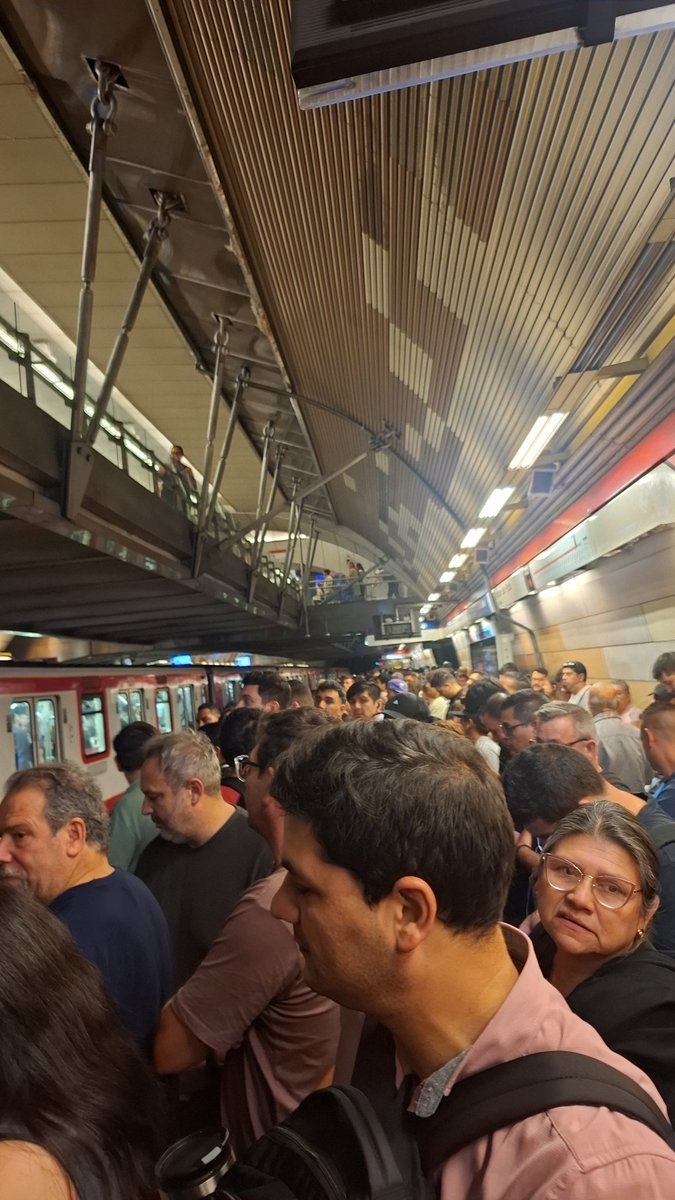 Soledadmirod's tweet photo. @metrodesantiago La pura Fox https://t.co/BydnnC5xM1