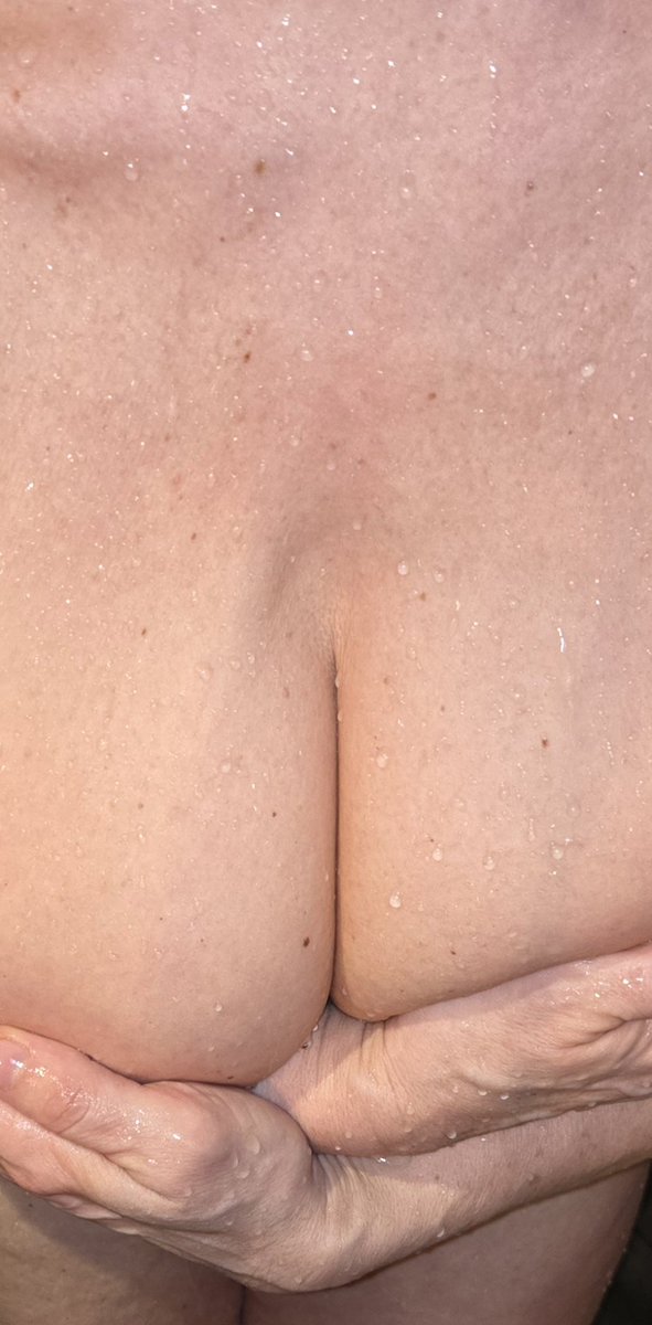 JuicyLyz's tweet photo. Wet all over! Hummm the water is hot on my body! 😘 https://t.co/wVrfehqPN4