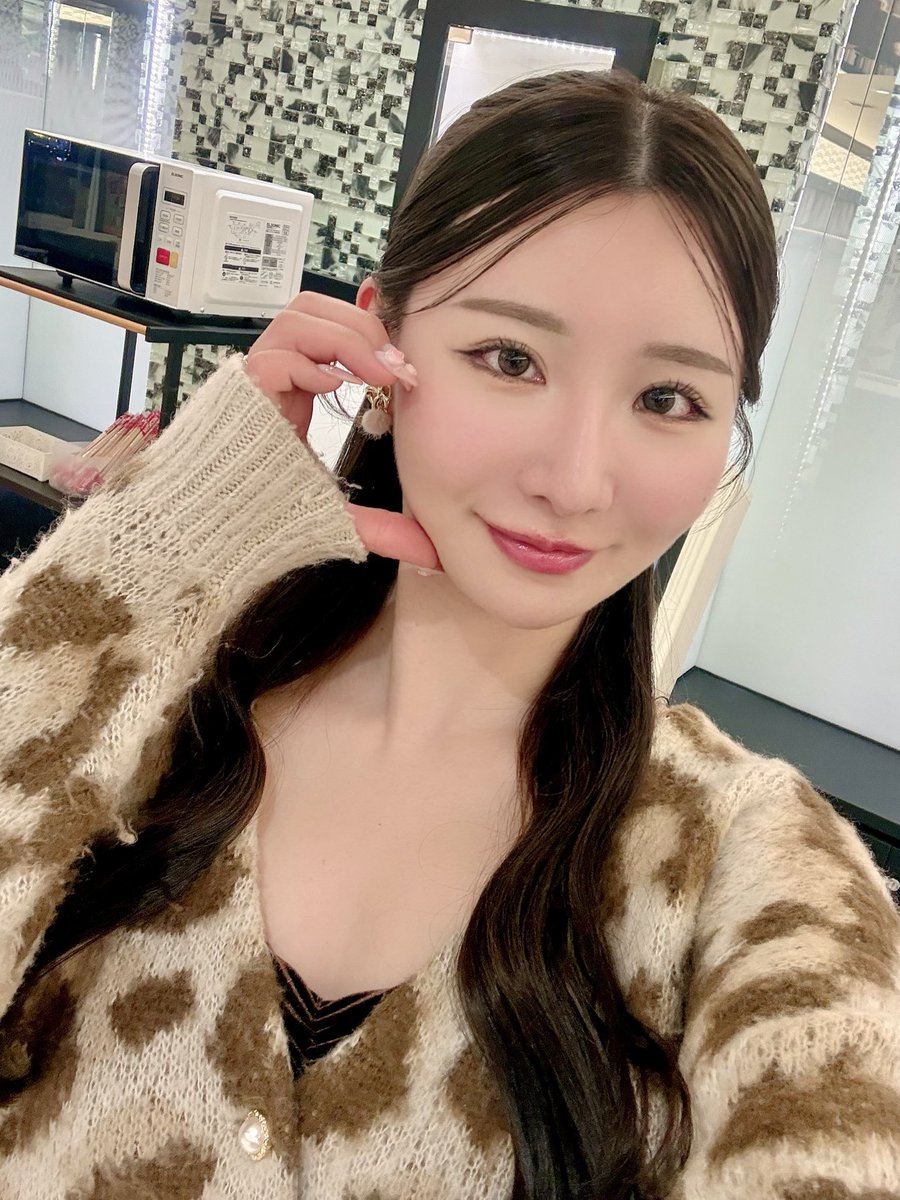 kei0poli's tweet image. Niaパチンコ🎰イベント2026.2.22
デルパラ5飯能店 後篇

サイン！？してくれるの色紙に？

「書くよ🤭」

初かも🤔Niaサイン✍️ツーショも

【意外ですね そうなんですか】

実は初なんです マネさん

「初だよ😌」

ツーショットは遠近法で
後ろの方から💦顔デカいから

「🤭」

本人写真許可済
#Nia