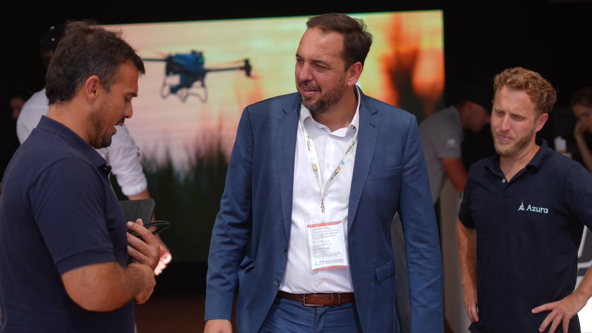 Este miércoles estuve en Expoagro, la muestra más importante de la agroindustria en el país, visitando empresas pampeanas y conversando con empresarios y productores que todos los días apuestan al desarrollo de nuestra provincia.

La recorrida incluyó stands de empresas de toda