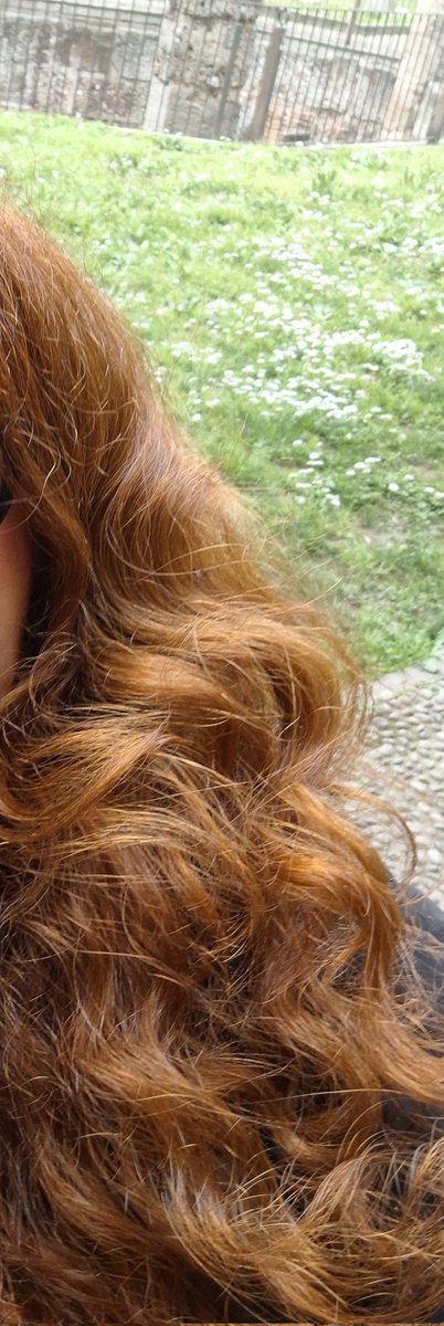 I miei capelli sono ARANCIONE! Qualcuno ha consigli su come smorzare questo colore? 
Mi sento un po' troppo appariscente